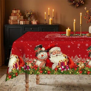 Può includere: Una tovaglia rettangolare rossa con una stampa natalizia festosa che raffigura un Babbo Natale sorridente, un pupazzo di neve, regali incartati e stelle di Natale. Il design include fiocchi di neve bianchi e la scritta Merry Christmas in corsivo.