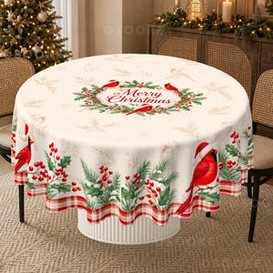 Könnte beinhalten: Eine runde Tischdecke mit cremefarbenem Hintergrund, verziert mit einem zentralen Kranz aus grünen Kiefernzweigen, roten Beeren und roten Kardinälen. Der Text Merry Christmas steht in der Mitte. Der Rand zeigt rote Kardinäle, Stechpalmen und einen rot karierten Saum.