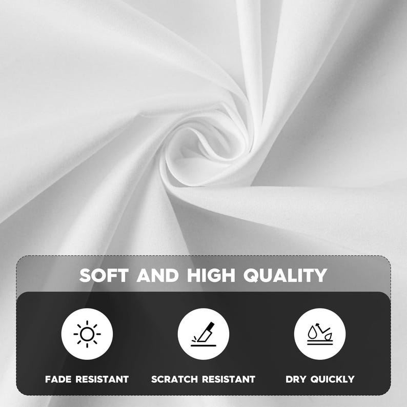 Pu&ograve; includere: Un tessuto bianco dalla consistenza morbida con un riquadro rettangolare scuro contenente il testo SOFT AND HIGH QUALITY. Tre icone circolari rappresentano le caratteristiche: un sole per FADE RESISTANT, un coltello per SCRATCH RESISTANT e acqua per DRY QUICKLY.
