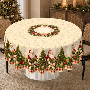 Peut inclure: Une nappe ronde au fond crème ornée d'un motif répétitif représentant des pères Noël, des sapins de Noël décorés et des baies de houx. Le centre présente une couronne circulaire et le bord inférieur est doté d'une bordure à carreaux rouges.