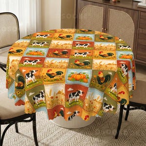 Peut inclure: Une nappe ronde présentant un motif en patchwork de panneaux carrés. Chaque panneau affiche des illustrations de vaches noires et blanches, de coqs colorés, de citrouilles orange et de tiges de blé doré sur des fonds bleus, jaunes et bruns.