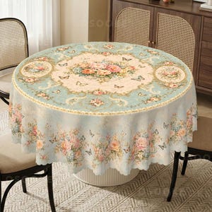 Puede incluir: Un mantel redondo con fondo azul claro y crema, con un estampado floral de rosas rosas, amarillas y blancas. El diseño incluye mariposas dispersas y bordes ornamentados en tonos dorados, con un acabado de borde festoneado.