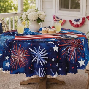 Toalha de mesa comemorativa do 250º aniversário dos Estados Unidos, capa de mesa redonda patriótica de poliéster para o 4 de julho, decoração de festa com bandeira e fogos de artifício com borda ondulada.
