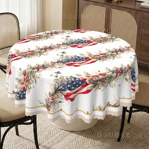 Pu&ograve; includere: Una tovaglia rotonda con sfondo bianco caratterizzata da un motivo ripetitivo di bandiere americane drappeggiate intrecciate con fogliame verde, fiori rossi e piccole farfalle blu. Il tessuto presenta un bordo smerlato con una sottile bordatura dorata.
