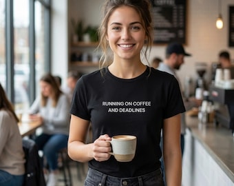 Maglietta divertente da lavoro con scritta "Coffee Coffee" - Citazione su caffè e scadenze, maglietta umoristica da ufficio