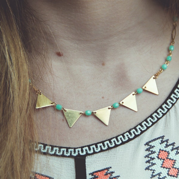 collier fanions, collier triangles vert menthe et doré, collier géométrique, bijoux triangles, bijoux vert menthe, bijoux pastels