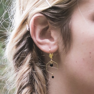 boucles d&#39;oreilles hexagone, boucles d&#39;oreilles noires, boucles d&#39;oreilles minimalistes, bijoux noir, bijoux géométriques modernes