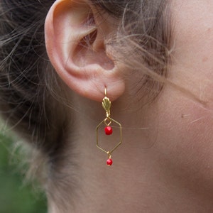 boucles d'oreilles hexagone, boucles d'oreilles rouge, bijoux géométriques, boucles d'oreilles minimalistes