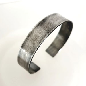 Rustieke herenarmband aangepaste manchetarmband voor mannen verborgen gegraveerd bericht geborsteld geoxideerd sterlingzilver breed manchet Vaderdagcadeau