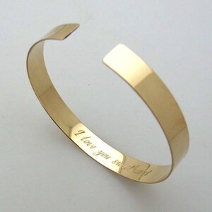 Puede incluir: Un brazalete de oro con la inscripci&oacute;n "Te amo mi amor" grabada en el interior.
