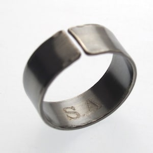 Anel preto gravado para homens, anel masculino personalizado, presente para namorado, anel preto de prata esterlina, anel ajustável, 8 mm de largura, joia masculina