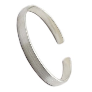 Peut inclure: Un bracelet jonc en argent avec une finition brossée.