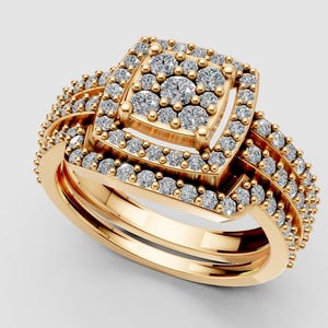 Puede incluir: Un juego de anillos dorados con una piedra central cuadrada rodeada de diamantes más pequeños. La banda también está adornada con múltiples filas de pequeños diamantes, creando un efecto brillante. El juego incluye una banda a juego.