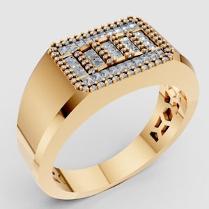 Puede incluir: Un anillo dorado con una cara rectangular, incrustado con pequeñas gemas transparentes. La cara del anillo presenta un diseño geométrico, y la banda tiene un acabado liso y pulido. Una pieza de joyería llamativa.