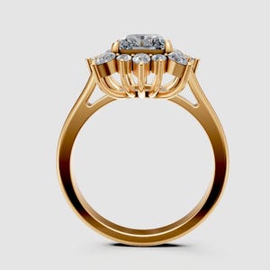 Może przedstawiać: Biały ceramiczny kubek z czarnym uchwytem i napisem "But First, Coffee" czarną, odręczną czcionką. Kubek stoi na białej powierzchni.