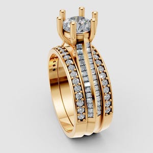 Puede incluir: Un juego de anillos de compromiso dorados con una gema grande y transparente y piedras de acento más pequeñas. El anillo presenta un diseño de múltiples bandas con filas de gemas brillantes, creando un aspecto lujoso y elegante.