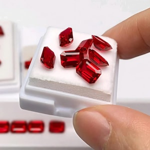 AAA 20 CT Lot Certified Blood Red color Lab Grown Ruby, Emerald Cut, VVS1 Clarity Gemstone 7x5 MM, 15 Pieces Lot For Jewelry