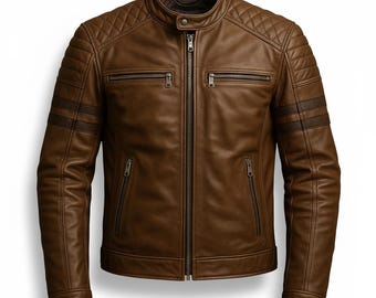 Puede incluir: Chaqueta de cuero marrón con diseño acolchado en los hombros y cuello alzado. La chaqueta tiene múltiples bolsillos con cremallera y cierre de cremallera completo. Las mangas tienen tres rayas marrones oscuras. Chaqueta clásica.