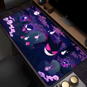 Puede incluir: Una alfombrilla de ratón rectangular con un diseño morado oscuro y negro con personajes de fantasmas de dibujos animados. La alfombrilla tiene una imagen grande de un Gengar sonriente con ojos rosas y una sonrisa blanca. También aparecen otros personajes fantasma.