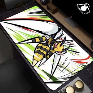 Pode incluir: Tapete de rato retangular com um desenho de vespa de desenho animado. A vespa é amarela e preta com uma língua vermelha, sobre um fundo branco com detalhes de pinceladas verdes, vermelhas e pretas. O tapete está sobre uma superfície escura.
