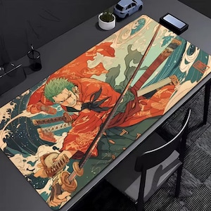 Könnte beinhalten: Rechteckige Schreibtischunterlage mit einer dynamischen Illustration eines Charakters mit grünen Haaren und einem roten Gewand, der Schwerter schwingt. Das Design integriert Elemente der japanischen Kunst, vor dem Hintergrund von Wellen und einem blau-grünen Farbschema.