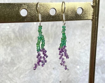 Örhängen med lavendelmotiv och pärlor