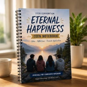 Peut inclure: Un carnet à reliure spirale intitulé 2026 Convention Eternal Happiness Teen Notebook. La couverture montre un coucher de soleil sur un lac avec quatre personnes assises sur des rochers, et le texte Notes - Reflections - Personal Application et Printable PDF Companion Notebook 21,59 x 27,94 cm.