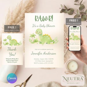 Può includere: Set di inviti per baby shower con un'illustrazione di dinosauro verde e il testo "RAWR! It's a Baby Shower." Include una scheda per la lotteria dei pannolini e un invito mobile. L'invito indica data, ora e luogo.