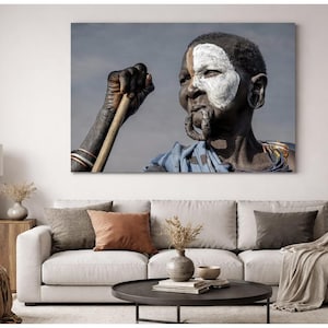 Retrato africano de bellas artes: estudio impactante de personajes con pintura facial tradicional