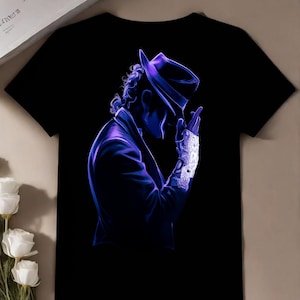Könnte beinhalten: Schwarzes T-Shirt mit einer neonvioletten Illustration einer Person in Fedora und Anzug mit weißem Handschuh. Das Design ist ein Seitenprofil der Person, mit Hut und Hand in der Nähe des Gesichts.