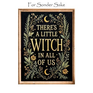以下が含まれることがあります： 黒い背景に「THERE'S A LITTLE WITCH IN ALL OF US」という金色の文字が書かれた長方形の額入りウォールアート。デザインは、緑の葉と金色の花、そして三日月のアクセントで構成された植物のリースで囲まれています。
