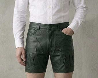 Groene heren leren shorts, koeienhuid motorbroek, handgemaakte streetwear kleding, designer paneeldetail, gothic punk mode, luxe op maat