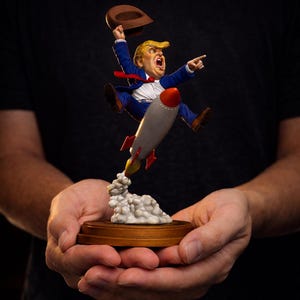 Cohete de Trump STL, Caricatura política divertida, Archivo de impresión 3D, Figura montada en un cohete, Estatua satírica STL, Modelo de resina y FDM, Descarga digital