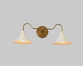 Aplique de pared doble moderno de mediados de siglo, latón crudo y pantalla cónica blanca