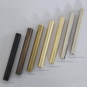 Puede incluir: Una variedad de varillas met&aacute;licas en varios acabados: lat&oacute;n negro, p&aacute;tina antigua, lat&oacute;n en bruto, lat&oacute;n cepillado, lat&oacute;n pulido, cromo pulido y cromo cepillado. Las varillas son cil&iacute;ndricas y est&aacute;n dispuestas en diagonal.