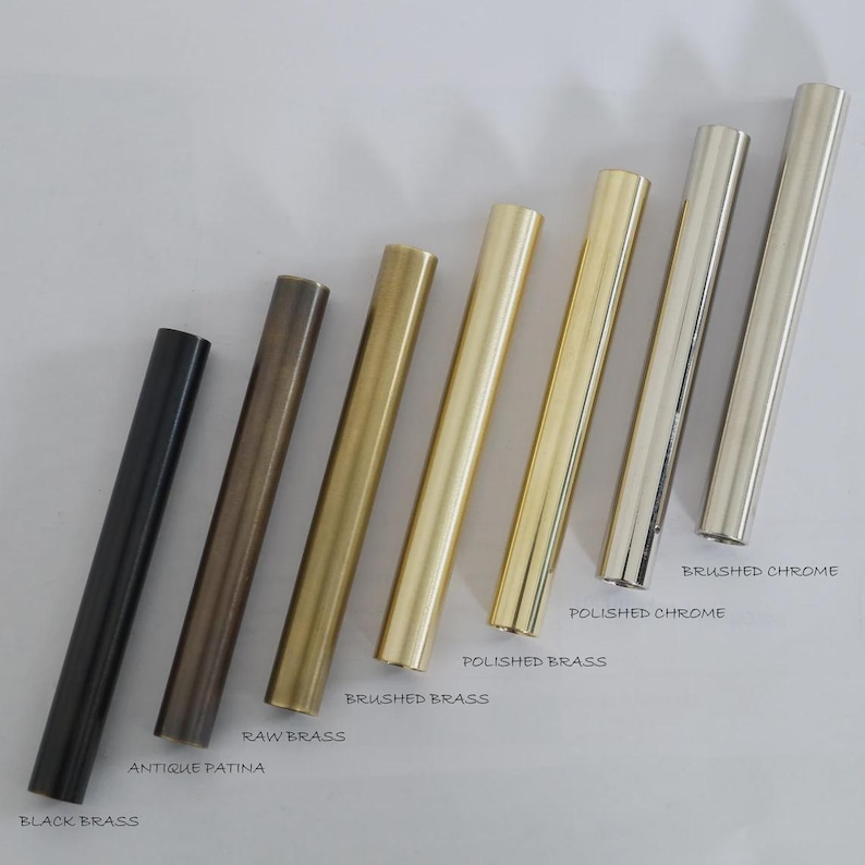 Puede incluir: Una variedad de varillas met&aacute;licas en varios acabados: lat&oacute;n negro, p&aacute;tina antigua, lat&oacute;n en bruto, lat&oacute;n cepillado, lat&oacute;n pulido, cromo pulido y cromo cepillado. Las varillas son cil&iacute;ndricas y est&aacute;n dispuestas en diagonal.