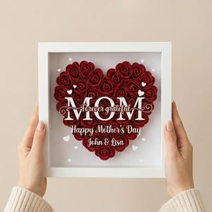 Caja de sombras con forma de corazón de rosa personalizada para mamá, regalo personalizado para el Día de la Madre con nombres, decoración floral 3D en rojo, rosa, morado y champán.