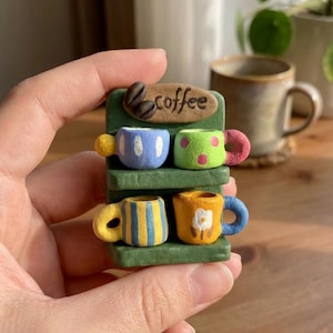 Calamita da mensola retrò in stile caffè verde fatta a mano - Calamita da frigorifero in argilla in stile vintage - Decorazione accogliente per le giornate di pioggia - Arte da cucina per casa delle bambole in scala 1:12