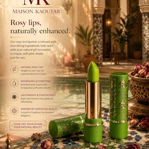 Puede incluir: Tubos de lápiz labial verdes con detalles dorados y una barra de labios verde. Los tubos tienen un patrón decorativo dorado. La imagen también incluye capullos de rosa secos y el texto "Rosy lips, naturally enhanced."