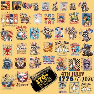 Op de afbeelding: Een digitale collectie van meer dan 170 patriottische PNG-afbeeldingen met wasberen, ganzen, adelaars en katten met Amerikaanse vlaggen, sterren en strepen. Ontwerpen bevatten teksten zoals 'Chill the Fourth Out', 'Merica' en '1776 to 2026' in rood, wit en blauw.