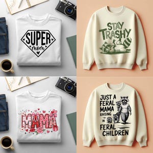 K&ouml;nnte beinhalten: Vier Sweatshirts mit grafischen Designs. Ein wei&szlig;es Sweatshirt hat "SUPER mom" in Diamantenform. Ein cremefarbenes Sweatshirt hat einen Waschb&auml;ren und den Text "STAY TRASHY". Ein weiteres wei&szlig;es Sweatshirt sagt "MAMA" mit Herzen und Blumen. Das letzte cremefarbene Sweatshirt sagt "JUST A FERAL MAMA RAISING IN FERAL CHILDREN".