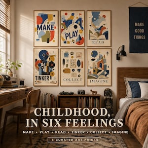 Op de afbeelding: Een set van zes rechthoekige wandkunstprints met abstracte en illustratieve ontwerpen in blauw, rood, geel en crème. Elke print toont een uniek thema met de woorden MAKE, PLAY, READ, TINKER, COLLECT en IMAGINE in het zwart gedrukt.