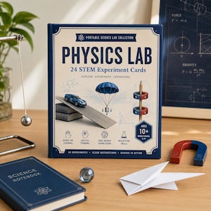 Könnte beinhalten: Ein Physics Lab Portable Science Lab Collection Set mit 24 STEM-Experimentierkarten. Die cremefarbene Box mit dunkelblauem Rand und Text zeigt Illustrationen eines Spielzeugautos auf einer Rampe, eines Fallschirms und Magneten.