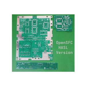 Peut inclure: Plusieurs circuits imprimés verts avec des motifs complexes et des accents métalliques. Ils sont disposés sur un fond vert, avec le texte "OpenSFC HASL Version" et d'autres informations techniques.