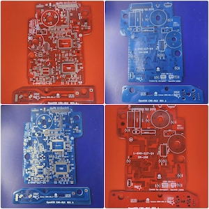 Puede incluir: Cuatro placas de circuito impreso en rojo y azul, cada una con intrincados componentes electrónicos. Las placas tienen texto que incluye "1-640-117-14 UX-140" y "OpenKSK CMK-81X REV. A". La imagen está dividida en cuadrantes, con dos placas de cada color.