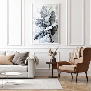 Puede incluir: Una impresión botánica en blanco y negro enmarcada, que muestra hojas detalladas. La obra de arte se exhibe en un salón moderno con tonos neutros y muebles contemporáneos, creando un ambiente elegante y relajante.