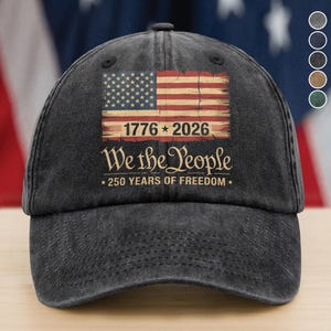 Könnte beinhalten: Eine schwarze Baseballkappe im Used-Look mit einem Vintage-Design der amerikanischen Flagge. Der Aufdruck lautet "1776 * 2026 We the People * 250 YEARS OF FREEDOM". Die Kappe ist aus robustem Stoff gefertigt.