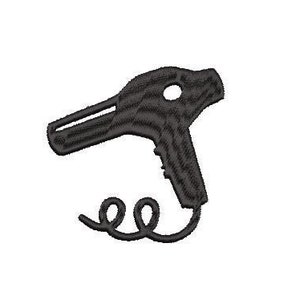 Puede incluir: Diseño bordado en negro de un secador de pelo, con un mango, boquilla y un cable en espiral. El diseño está sobre un fondo blanco, adecuado para temas de belleza y cuidado del cabello.