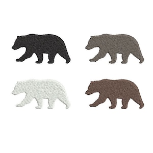 Puede incluir: Cuatro parches bordados de osos en negro, gris, blanco y marrón. Cada parche representa un oso caminando hacia la izquierda. Los parches están sobre un fondo blanco, resaltando los detalles del bordado.
