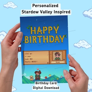 Könnte beinhalten: Personalisierte Geburtstagskarte im Stardew Valley-Design. Die Karte zeigt den Text "HAPPY BIRTHDAY" in goldenen Buchstaben, pixelige Grafiken und einen anpassbaren Bereich. Die Karte wird von zwei Händen vor einem blauen Himmelshintergrund gehalten.